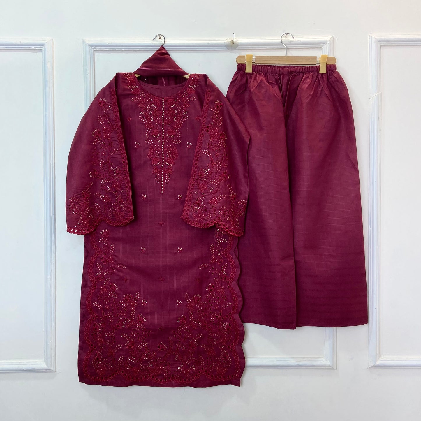 Noori Chicken Kari Embroidered 3PC (Doria Cotton) D-377